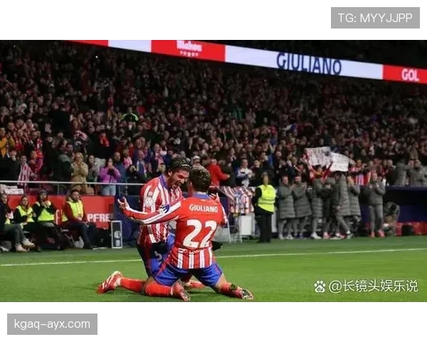 梅西与C罗再掀巅峰对决,赛季最佳表现引爆足坛关注 梅西与C罗再掀巅峰对决,赛季最佳表现引爆足坛关注