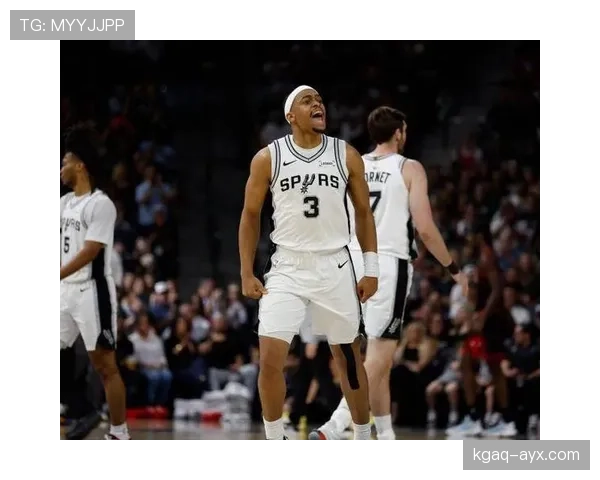 凯尔登·约翰逊无球跑动制造错位，拉开马刺进攻空间